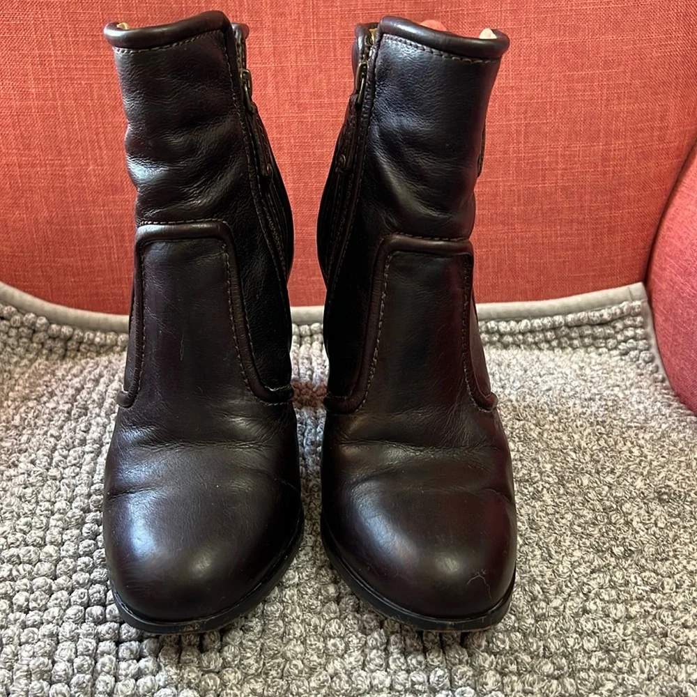 FRYE SYLVIA‎ PIPPING BOOTIE